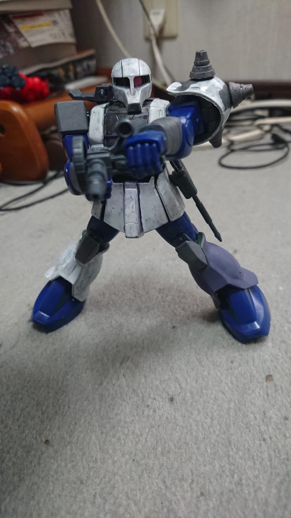 カラーリングは白を主体とした控えめな色に変更されているが、脚部の色が左右非対称になっている。