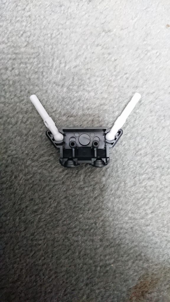 ビームサーベルを1本ずつ取れるように、真ん中の長方形の部分は取り除いています。