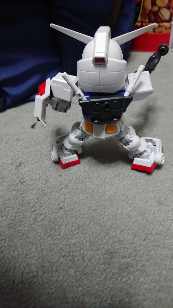 大分前に作ったもので、ビームサーベルは紛失。右手はゆるゆる。