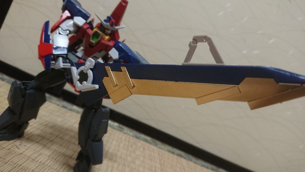 ドッズブレイカー
それは、旧トライオン3用に設計された、大型実体剣。
内部に小型のハイパーミノフスキー炉心を内蔵し、これだけでハイパーミノフスキー炉心を持たないトライオンΣでも、ハイパーミノフスキートライザンの発動が可能となる。
なお、発動には地球連邦軍の将軍クラスの人物の承認が必要。
腕パーツの干渉を考えずに作った為、色んな所にひっかかる上に、重さに手首が負けてすぐだらしない事になるぞ!