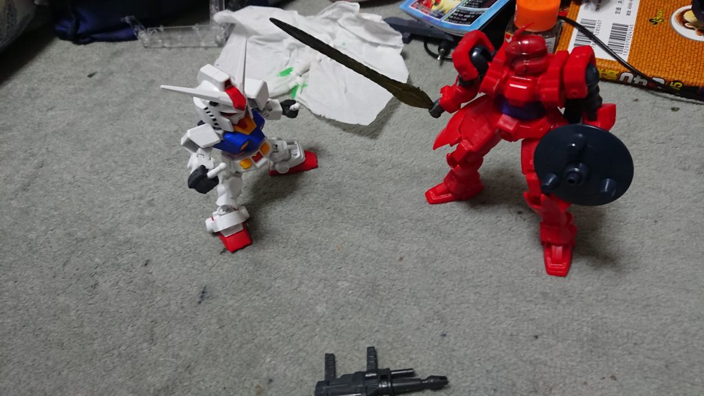 最後に、ネタ的な………
モチーフはギャン。カラーリングは赤ですが………