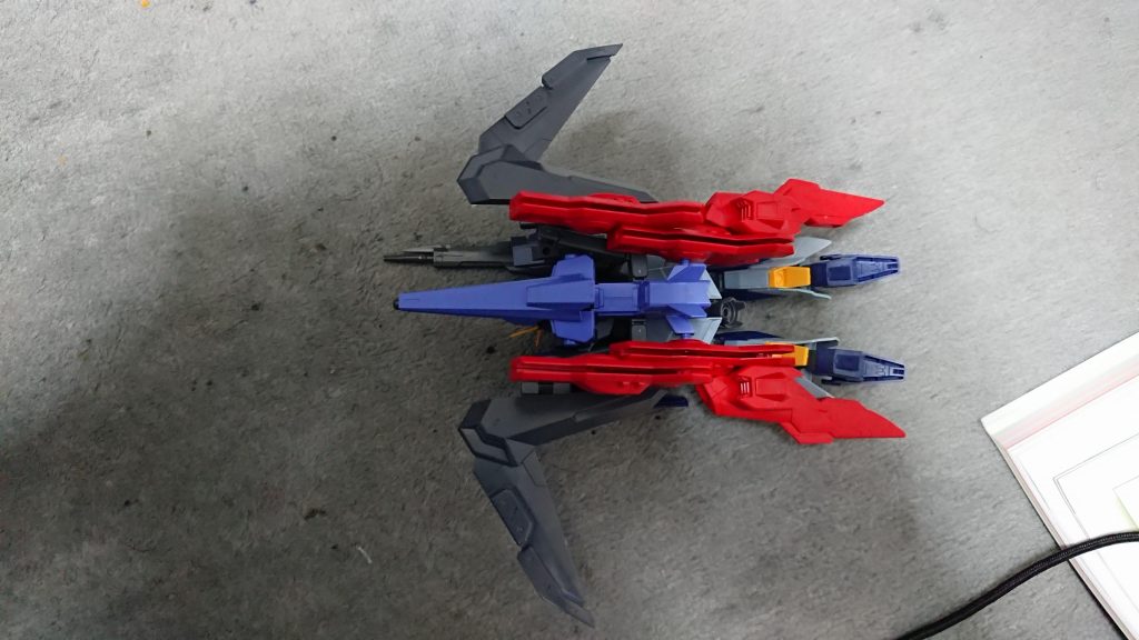 緊急の可変機イベントということで、ジャンクパーツだけで、バックパックを製作。時間がなかったので、カラーリングもそのまま。チープトイのような派手なカラーリングに………