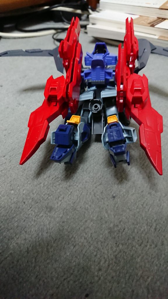 可変形態
ガンダムらしからぬ派手なカラーリングで、トラ○スフォー○ーに似ているお土産物店や衣料品店のチープトイを彷彿するデザインになっている。