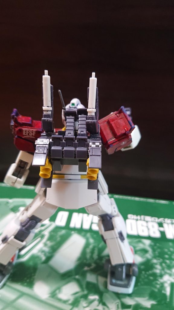 バックパックは大型で、この機体の機動力の源であります。ビーム・ライフル用のEパックを上部に複数携行しており、交換は左右のサブアームを使用します。(サブアームの展開状態のものはなくしましたw)ビーム・サーベルの出力は0.40Ｍｗです。