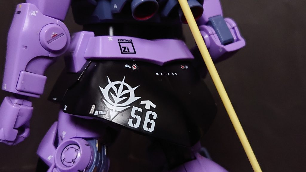 細かいところなんですが、首の横とリアスカートの型式番号は高機動型ザクⅡ用のデカールに付属するMS-06Rというものを切り貼りしてMS-09Rに作り替えました!。ここはかなり自慢できます(笑)。