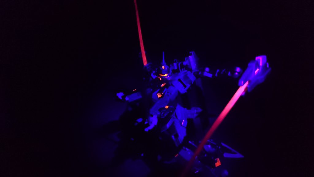 HADESシステム発動時をイメージし各部センサーを赤く塗装しております。
これらを蛍光塗料を使うことでブラックライトで発光するようになっています。