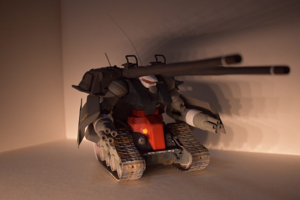 後方に突き出た砲撃ユニットと機体全長ほどの砲が特徴、MSというよりMF(モビル・フォートレス)である。
輸送車両の機能も有しており搭乗員数も最大20人ほどである。