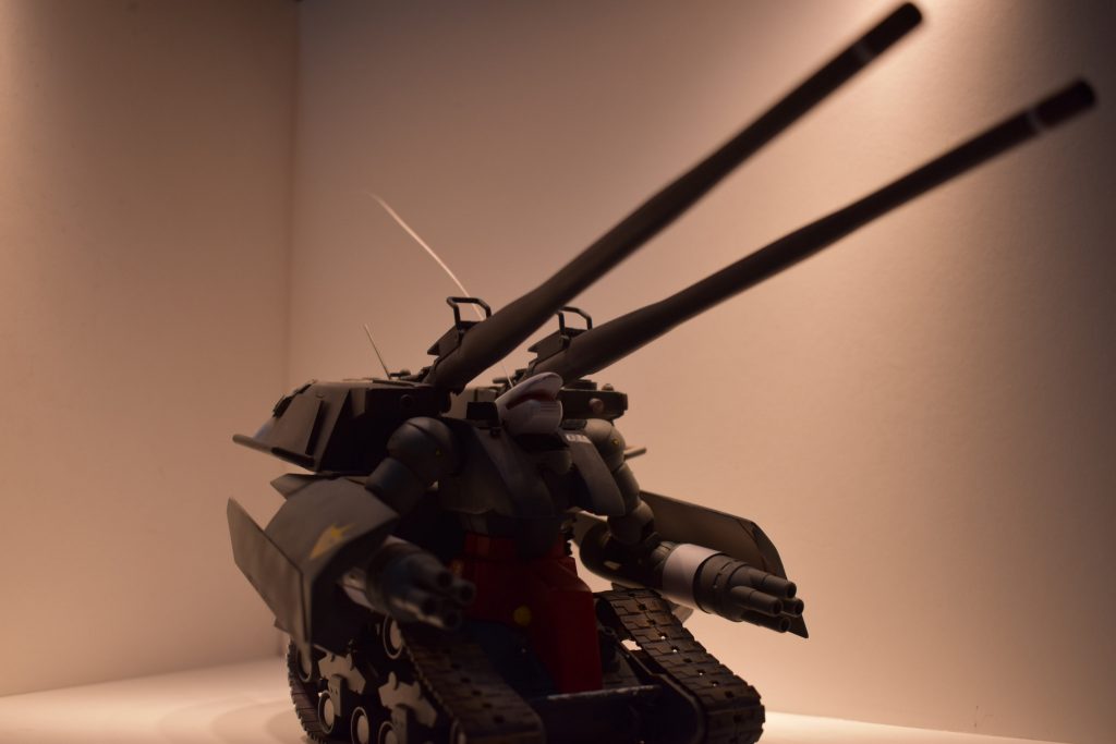 200mm低反動砲
腕部にシールドを装備