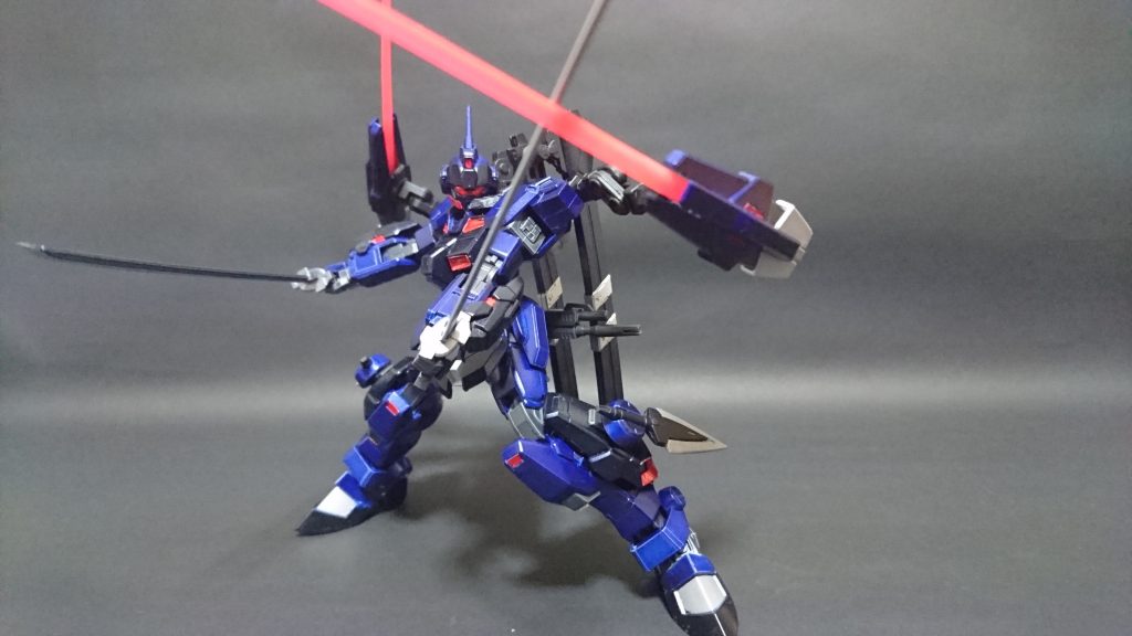 バックパックからのビームサーベル、2本の刀を使用しながら複数機体に対抗することができるイメージ。
足元のダガーは投てきにも使用できる。