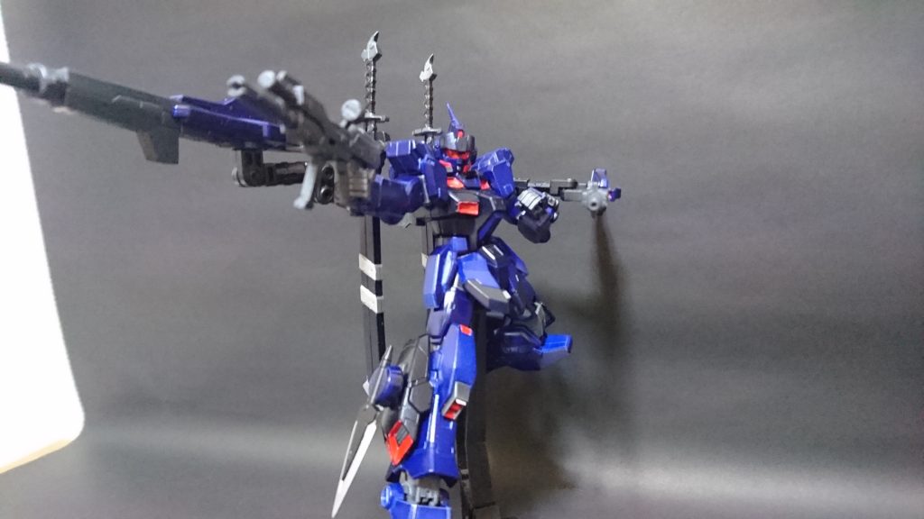 射撃武器も複数所持している。これにより中距離戦闘もこなすことができる。