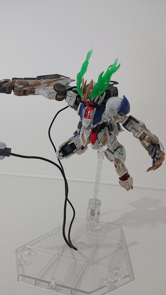 グレーパーツは金でドライブラシ、装甲はタミヤのウェザリング諸々。
アンテナや顎や肘、指先は削ってエッジを立ててます。