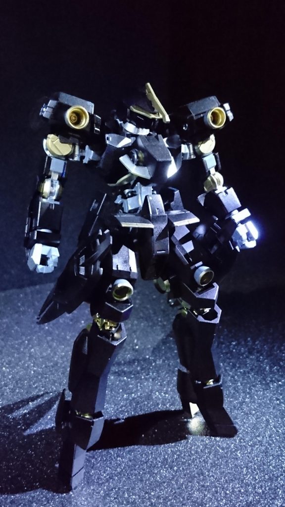 関節部分など、出来るだけ細かく塗り分けたので薄明かりの中でも存在感がでます。