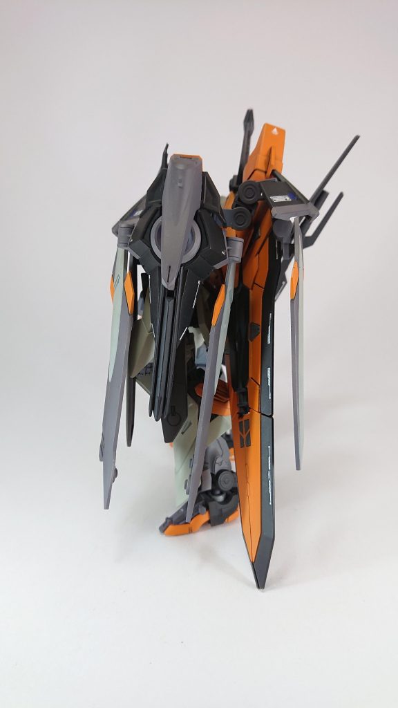 左側
ノーネイムライフルを一部切断し、ソードと干渉しないようにジョイントパーツを使用しています。
左肩にもネオジウム磁石を使用し固定しています。