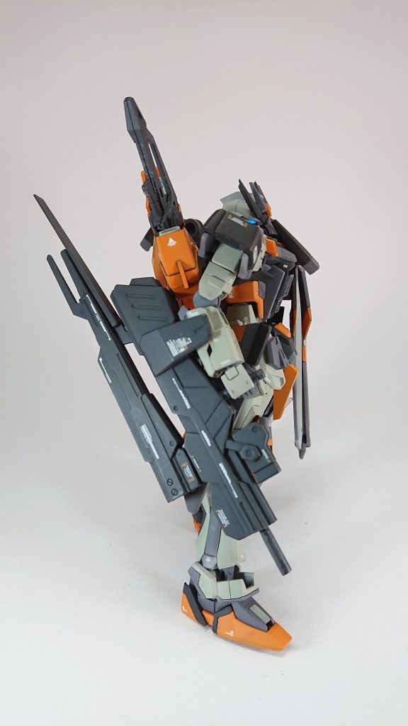 右側
右肘と武器にネオジウム磁石を仕込み固定しています
メガランチャーは切断、3mmプラ棒を追加
穴あけして砲身にしました
ドッキングしてメガランチャー展開状態にできます