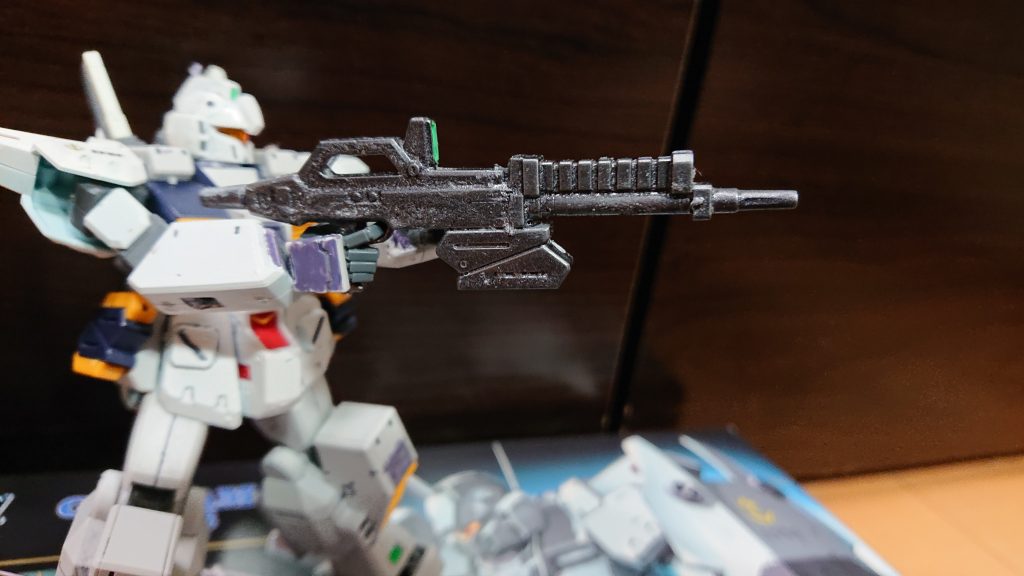 ビーム・アサルト・ライフル
ヘイズルのビーム・ライフルを元に開発したもので、銃身の延長がされているのと、連射モードが追加されています。
追記 ごめんなさい。このライフル元から連射モードありました。