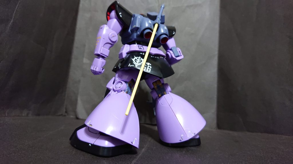 立ち姿 後
リックドムなのでスカートアーマーが長く、表面にスラスターも追加されています。
関節部はガンダムマーカーゴールドで塗り、細部凹モールドはガンダムマーカーシャインシルバーで塗りました。