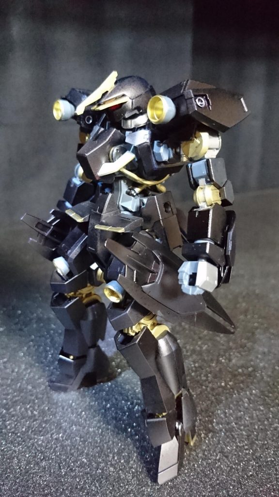 側面 大胆に露出したフレーム部分と両肩に配置された通称「全力後退ブースター」が注目を集める。
本来は急速ターンブースターであり、最大360度の方向転換を強引に行う事が可能。