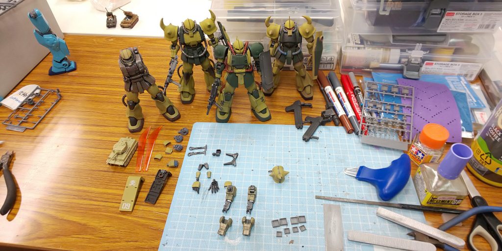 砂漠部隊増産中～♪
池袋ブランイヴウさんにて
合わせ目消し作業。