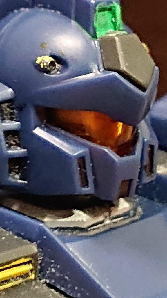 メカニック1
カメラバイザーは、内側をシルバーで塗装しました。