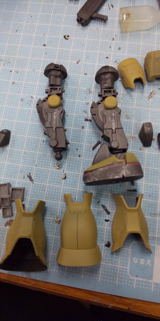 脚の後ハメ加工。
脛のフレームモビルパイプを削ぎ落とし、真ん中辺りで斜めにカット♪