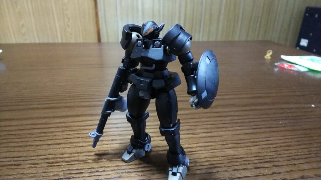 もともとはフラッグのパーツは追加しないでGNドライブつけただけの状態でした
ただそれだけだと簡素な改造だったので
リーオー君には頑張ってもらいました