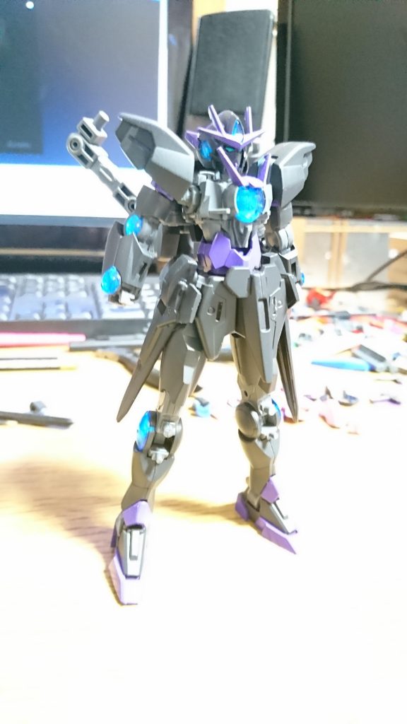 角度によってGNコンデンサーのブルーが輝く。