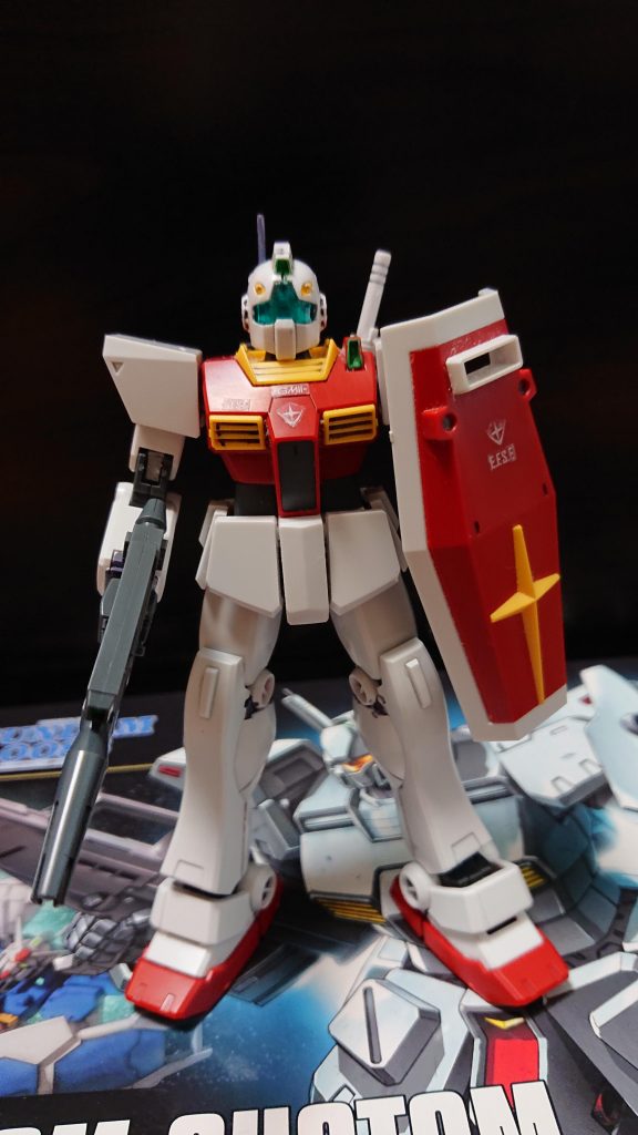 ↑フロントビュー
◆ミツヨシ「これが君の機体だ」
◆アスハ(やっぱりこの機体か…)
◆ミツヨシ「なんか今嫌だなぁとか思ったでしょw」
◆アスハ「…そ、そんなことナイデスヨ？」
◆ミツヨシ「やっぱり思っているよね君wでもここの実戦部隊にはもっとボロがいるからw」
 そう言ってミツヨシは、格納庫の一角に立つザクIIF2を指指す。
◆アスハ「え！？訓練用のじゃないんですかあれって！？」
驚き目を疑うアスハ。
◆アスハ「冗談ですよね！？w」
◆ミツヨシ「そうだ、冗談だw」
 アスハの表情が豊かになっていき、ミツヨシは安堵した。
◆ミツヨシ(なんとかこいつが死んだ目しているのをどうにかできた…あんな感じだとすぐに撃墜されるかもしれないからなぁ)