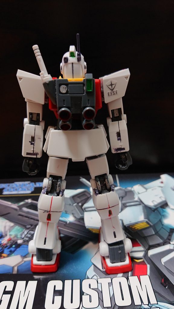 ↑リアビュー
 ミツヨシは基地の一角で寝ているパイロットをアスハに紹介した。
◆ミツヨシ「今ここで寝ているのが2番機パイロットの千葉トシカズ少尉だ」
◆トシカズ「ふわ～、よく寝た、って隊長？この子は例の新しい隊員？まぁ、よろしく」
◆アスハ「よろしくお願いします！」
ビー！ビー！ビー！ビー！
◆ミツヨシ「ジオン残党軍か？悪いが米倉少尉、ここに来たばかりだが君も出撃してもらうよ」
◆アスハ「了解しました！」
◆連邦軍オペレーターA「民間の宇宙船がジオン残党軍の攻撃を受けているとのことです。各部隊は救援に向かってください」