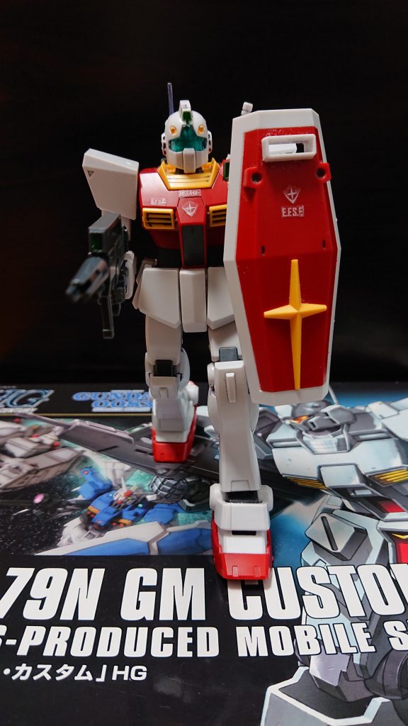 ↑ルナツーの基地施設内(重力ブロック)を歩くジムII
 アスハはぼーっとした感情で基地の重力ブロックの通路を歩いていたが、人にぶつかりアスハが覆い被さる形で転んだ。相手は身長は150cmぐらいの女性だった。身長165cmもあるアスハに乗っかられたため怪我をしているかもしれないと思い、アスハはすぐに起き上がった。
◆瀬川「いたた…何か倒れた瞬間大きな柔らかいものに顔が埋まったけど何が…」
なんとぶつかった相手は隊長達の仇である瀬川だった。だが、アスハはまだそのことに気づいていない。そして、アスハは階級章を確認し、中尉であることだけをまず知った。
◆アスハ「ごめんなさい！中尉ど…の…」
 アスハは瀬川の(小さなw)胸の部隊章を見て713部隊所属であることを今知った。そして、アスハはここにいるのが気まずくなり一目散にこの場を離れた。
◆瀬川「あの声、さっきの子はあの時の襲撃であたしが撃ち漏らした…にしても大きかった…(何とは言わないw)」(これでもアスハより瀬川の方が2歳年上です)