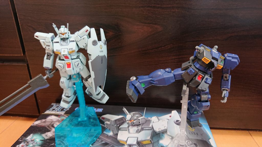 ↑ジム・カスタム瀬川機改と撃墜されたジム・クゥエル
◆アスハ「あれは…！あの時の！」
 ビーム・ライフルを構えるアスハのジムII。
◆瀬川「(あっちゃぁ～見つかっちゃたか…仕方ないし真実を見せるか……というかこの声ってあの時の…)待って、まずこれを見て」
 アスハのジムIIに映像ファイルが送信される。
◆アスハ「何…これ…」
 映像ファイルの中身は30バンチ事件と今ここで起こったらしいサイド2防衛部隊への増援と見せかけた宇宙船襲撃、さらに713部隊への横暴な態度や攻撃など、様々な映像が入っていた。
◆瀬川「これがティターンズの真実よ。そしてあんた、一週間前のこっちに対する襲撃と、5日前、ルナツーの廊下であたしに会った子ね」
◆アスハ「え！？まさかあの時の貧ny…」
◆瀬川「その話はヤメロー！…はぁ、取り乱してごめん。とりあえずそれを見てティターンズをどうするかはあんたが決めて。とりあえずあたし達713はティターンズをエゥーゴの蜂起と同時に潰すつもりよ」