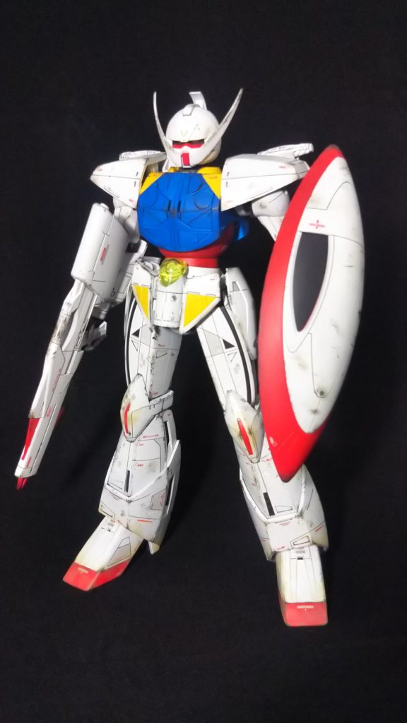 フロントビュー
全体的にチッピングや汚しを施し、足回りには追加のスジ彫りを足して情報量の増加を試みました
加えてナノスキン作動をイメージしたデカールがそこかしこにさり気なく散りばめてあります
正直チッピング加工は過度にやり過ぎた感があり、若干反省モード