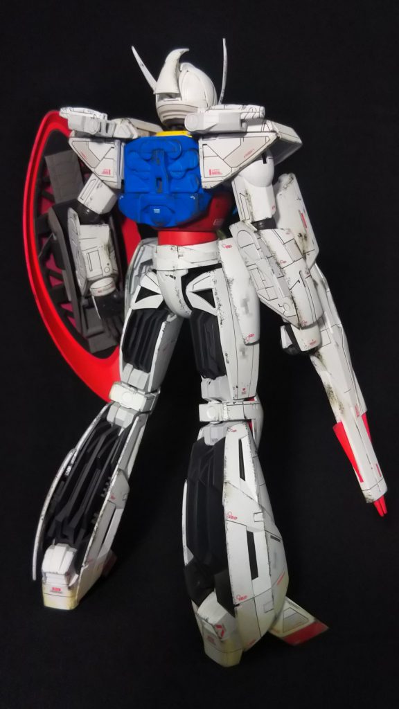 リアビュー
股関節部分の装甲の干渉がややキツかったので、見比べてみないと分からない程度に調整を加えた程度で他はそのまま