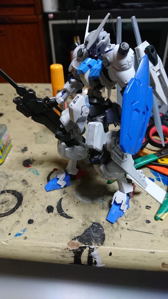 製作過程(^^ゞ
グレイズフレームにガンダムフレームのリアクターを接着脚部は太ももをグレイズフレームのままにガンダムフレームの足をプラ棒で接続出来るように加工
足のバランスが悪いけど立つことはできましたm(_ _)m