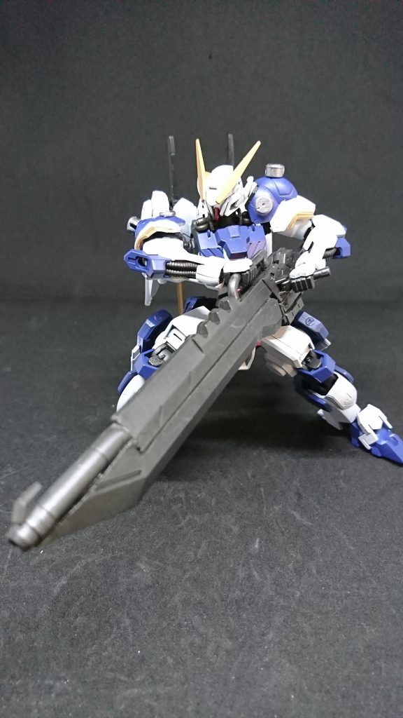 510式ガンブレード「プレデター」
厄祭戦時代に使われていた大剣とキャノン砲の複合武器
弾装を変えることで様々な弾丸が撃てる
スモーク弾、炸裂弾など
大剣状態でも威力が高く防御性にも優れている