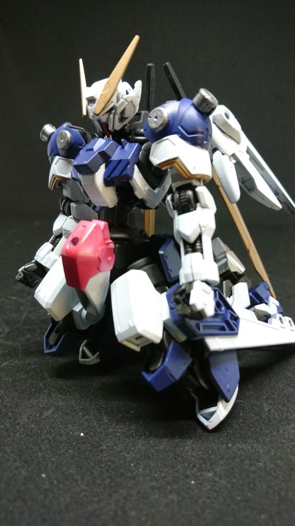 ネクストフレーム
更なる脅威に備え製作されたフレーム
ベースはグレイズフレームに擬似リアクター「パラエナ・リアクター」を2つ乗せることでエイハブ・リアクター1つの出力になり擬似ガンダムフレームの手足を移植しそれぞれのフレームにAIが搭載されており、擬似アラヤシキに似た原理で乗り手とシンクロすれば性能を100%引き出せるが、時にAIが暴走で乗り手が死に至る可能性があるAIの元は「D.E.V.A計画」という計画で命を落とした被験者の脳が使われているAIには性格があり親好的に接するものもいれば敵対かつ好戦的なものもいるらしい