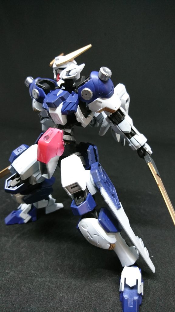 ガンダム・ベルゼビュートは義賊団
「アルヴィダ」に回収され現在滞在中の傭兵の青年レイヴンが操縦している
彼の技量と機体性能によって徐々に乗りこなせるようになりAIにベルと名付け
相棒として慕っている
