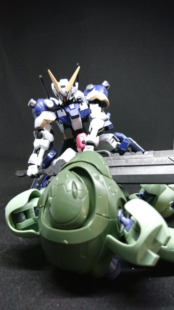 ベル
「こいつは俺を攻撃し撃墜しようとし た……排除しなくては」
レイヴン
「おいおい!?落ち着けってだから武器を引っ込めろ…な?」
ベル
「了解した……」
彼らは知らない…この戦闘をみている者がいることを……