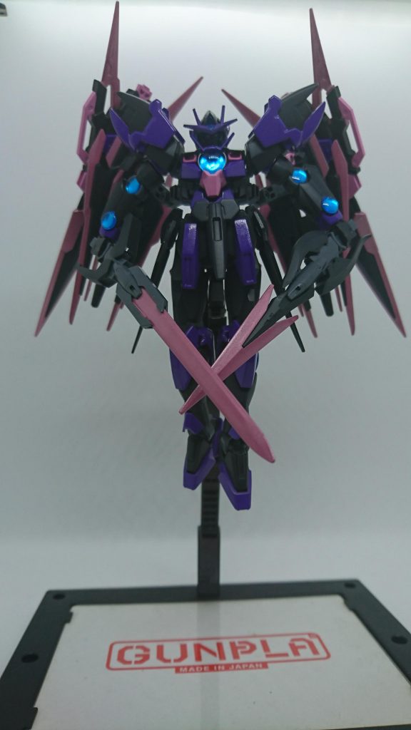 機体カラーが黒と紫であり、角度によりクリアパーツが輝き映える。