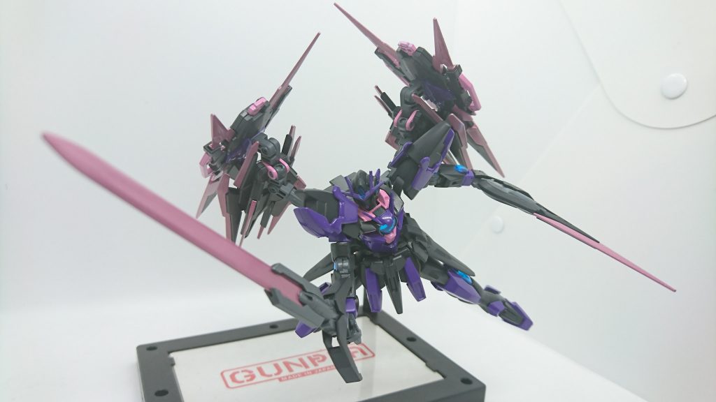 肩の可動範囲はV2アサルトバスターの肩を使用することで異常に広いです。
両肩の太陽炉及びフルセイバーも動くので可動範囲を狭めることはありません。
見てかっこいい、遊んで楽しい機体になりました。