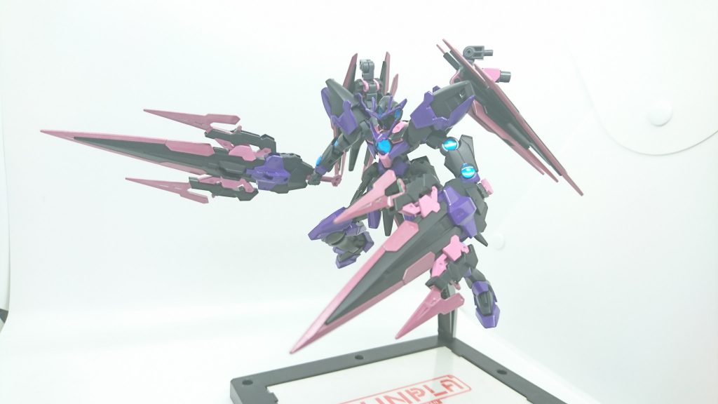 フルセイバーの形態変化。
より攻撃的な形状に見える。