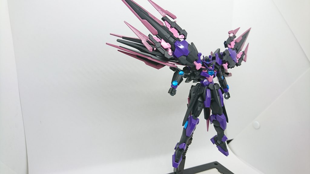 遊んでいて見つけた形態。
両肩のフルセイバーのポジションを移動することでシルエットを大きく変えることができた。