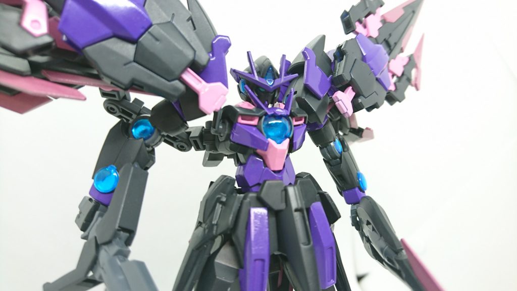 両肩のフルセイバーのポジションを移動させることで、機体自体を巨大な粒子制御装置とする形態。
粒子の制御能力が最大であり、本機を中心とした粒子の渦が発生する。
渦は外側へ向かって流れており、その半径は太陽炉が稼働し続ける限り無限に広がる。