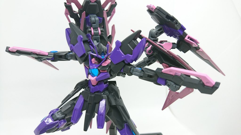 GNガンブレイドから放たれたビームなどは量子ゲートを通すことで、その威力を増幅させ高出力ビームへ変貌させることができるほか、量子もつれを利用し、時空を超越する砲撃を行うことができる。
また、ビームをテレポートさせることで何もない空間からビームを発生させることを疑似的に可能としている。