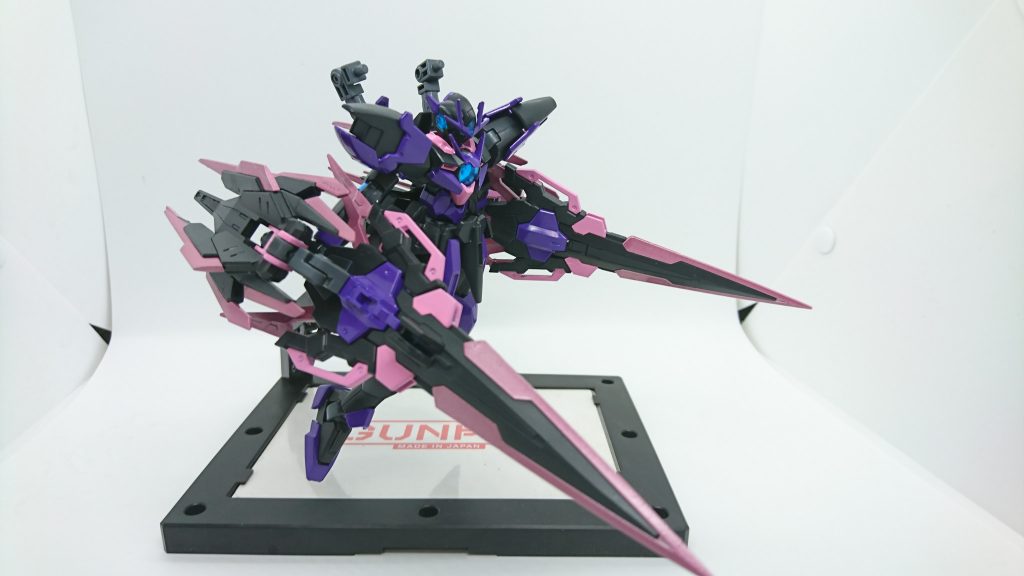 フルセイバーに太陽炉を装備したまま戦闘を行う形態。
フルセイバーは量子化し「そこなあるがそこにない」観測不能の刃となる。
触れたものを量子化させるだけでなく、切り裂いた空間を歪ませ量子ゲートを開くこともできる。