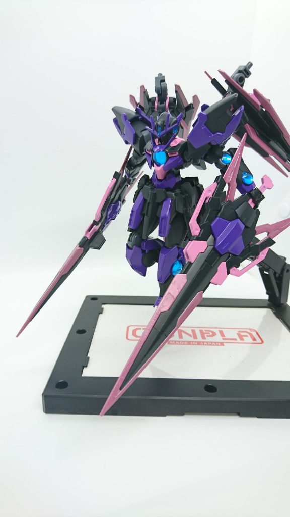 フルセイバーを二振り装備し戦闘力を大幅に向上させた。
太陽炉の安定稼働用システムを組み込んでおり、これにより3基の太陽炉の安定稼働を実現している。
また、量子空間においてソードビットと同様に制御することで異次元的な戦闘を行う。