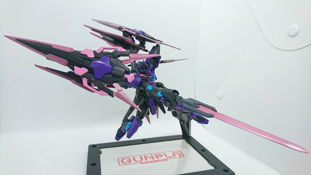 稼働後太陽炉の同調率を上げると機体が量子化してしまうため、制御するためのリミッターを搭載する計画があった。