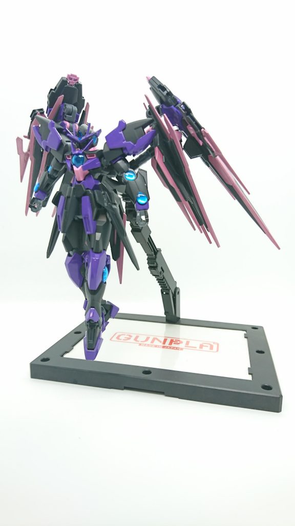 黒を基調としたカラーリングのダブルオークアンタ。
ソードビット二組とフルセイバー二振りを装備する。
太陽炉を3基搭載し全てを同調させることで時空を切り開く量子ゲートを展開する。