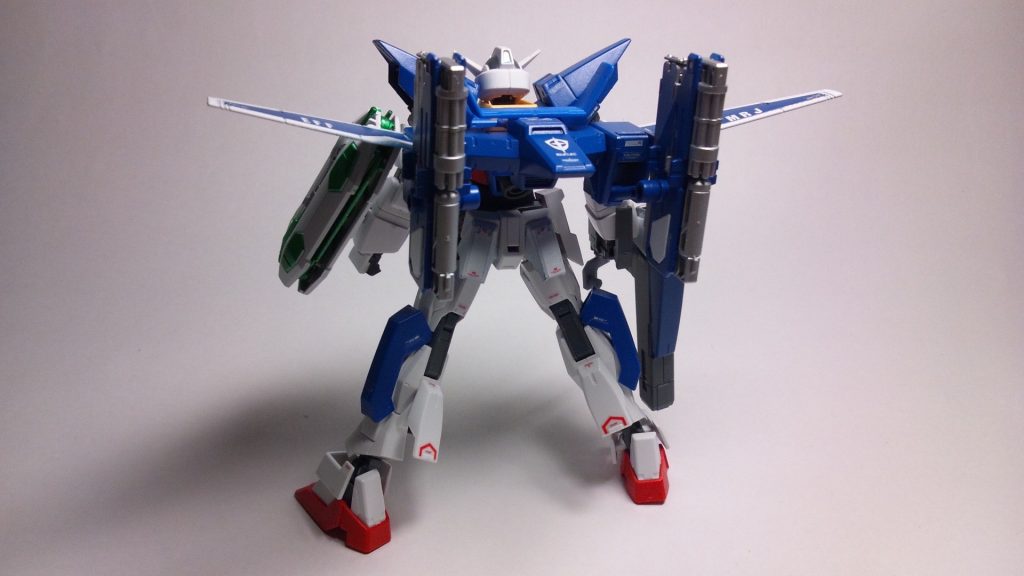 マルチロールジャケット
豊富な武装を携行し、母艦で換装することによって様々な戦況に対応できる万能型ジャケット