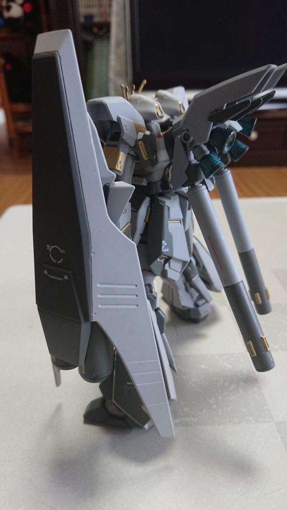 シールドはシナンジュスタインの物の上からはめ込めるようにし、νガンダムの物を着脱可能にしています。