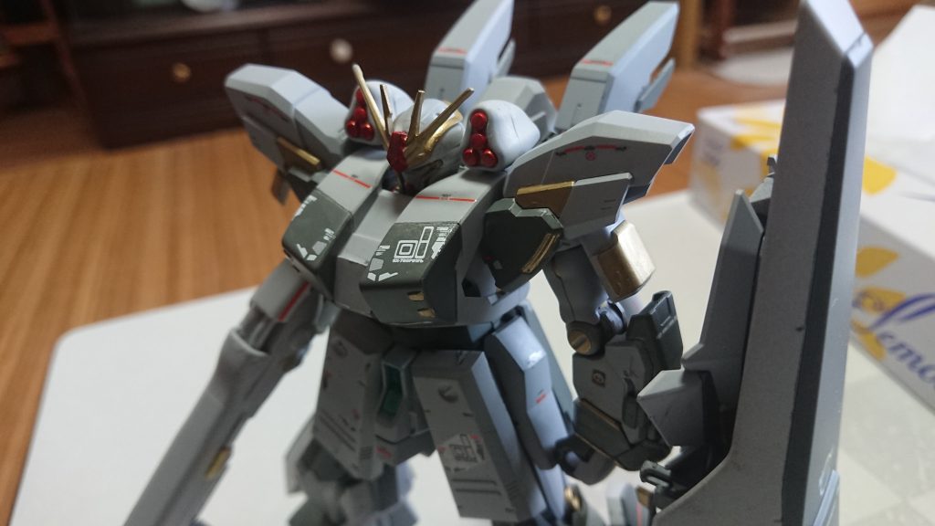 所々にゴールドを使いデカールは戦車の物などを使用しています。装甲はνガンダムのHWSを使用し、少々加工しています。増加装甲は取り外すことでスタインと変わらない見た目に出来ます。